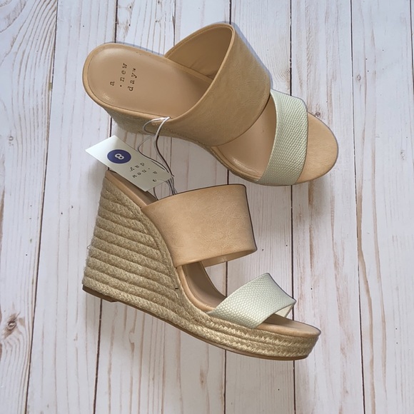 A New Day Wedge Sandals - Picture 4 of 8